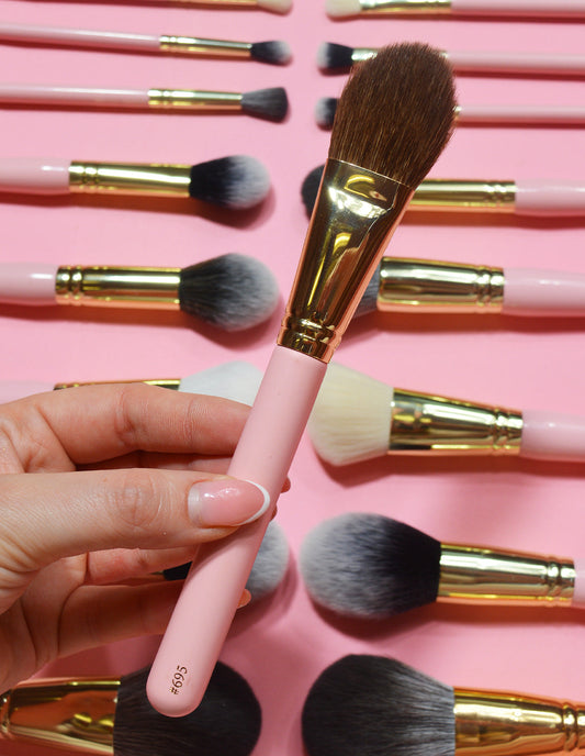 #695 Flat Pinched Powder Brush